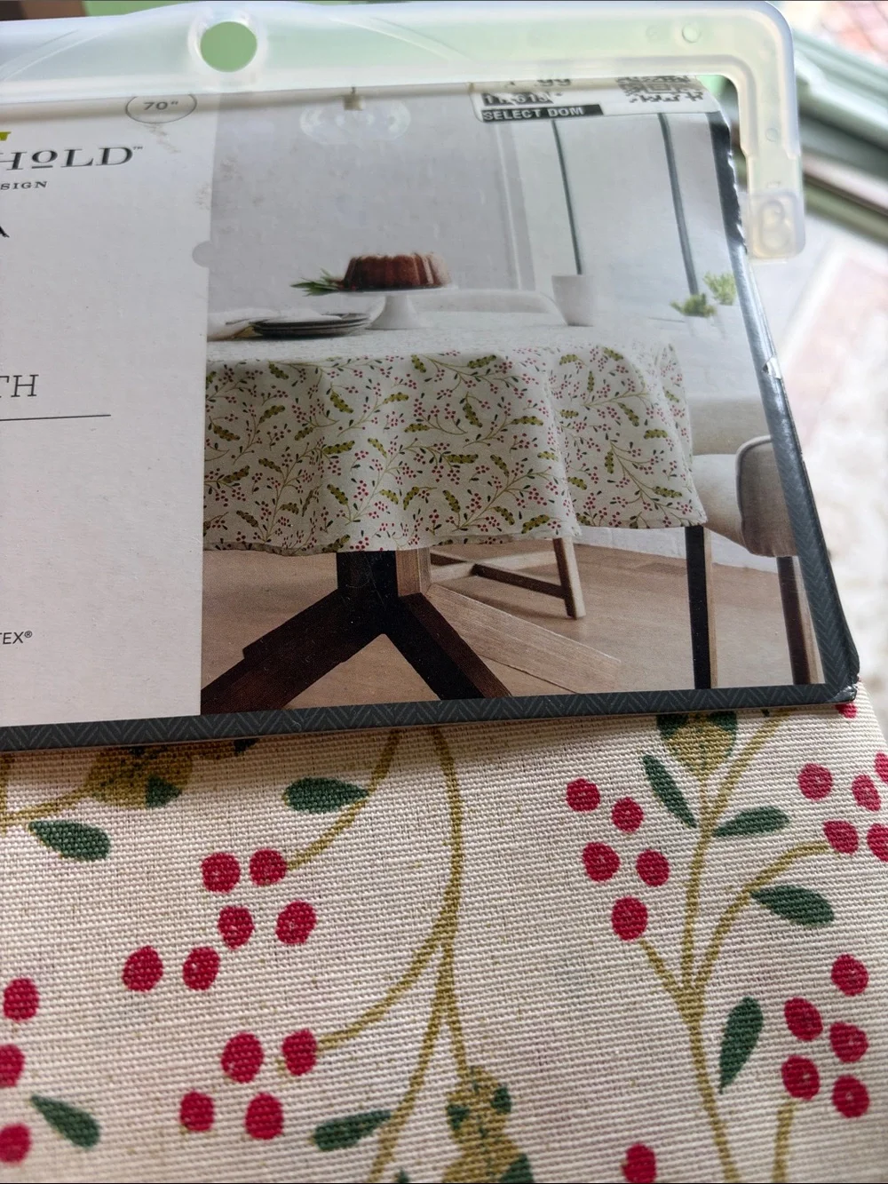 Round Table Cloth - Holly Pattern - Picture 2 of 5